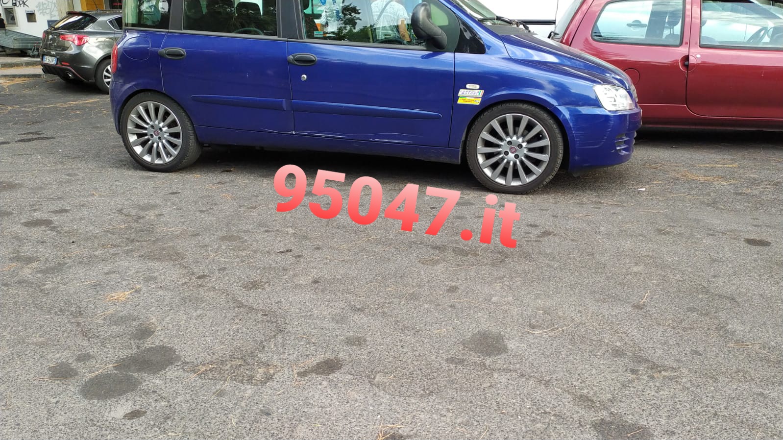 PATERNO': ACCUSA UN MALORE, PERDE IL CONTROLLO DELL'AUTO E SBATTE CONTRO  AUTO IN SOSTA