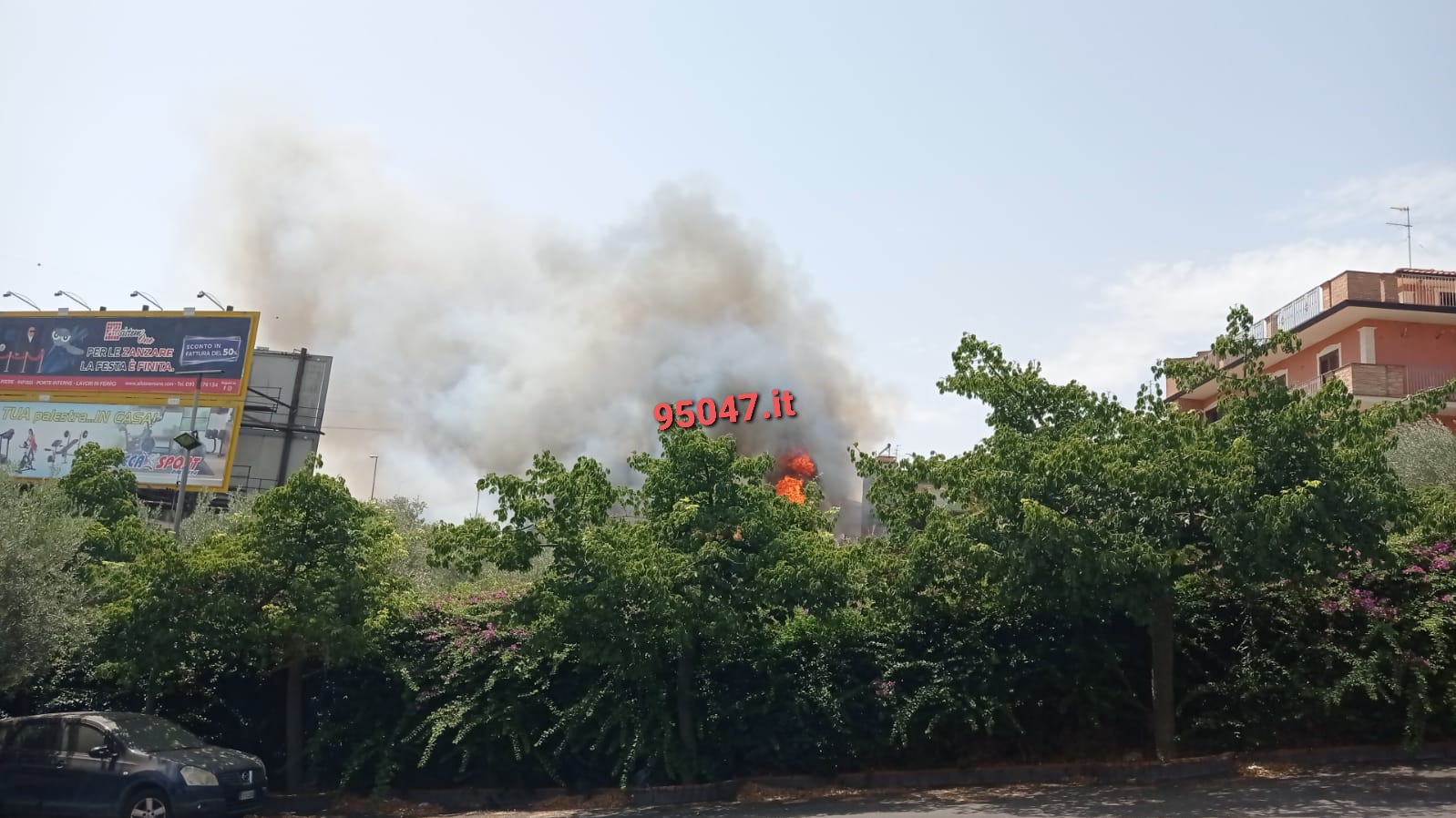VASTO INCENDIO STERPAGLIE A MISTERBIANCO MINACCIA LE CASE, SUPERSTRADA SS121 CHIUSA AL TRAFFICO