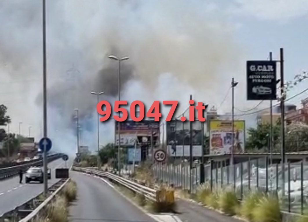 VASTO INCENDIO STERPAGLIE A MISTERBIANCO MINACCIA LE CASE, SUPERSTRADA SS121 CHIUSA AL TRAFFICO