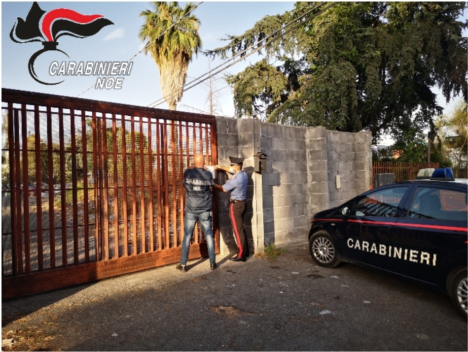 ADRANO, DISCARICA ABUSIVA ALL’INTERNO DELL’EX AUTOPARCO, DENUNCIATO CUSTODE