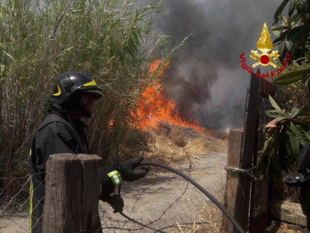 CONTINUA L’EMERGENZA INCENDI: A MOTTA SANT'ANASTASIA VIGILI DEL FUOCO SONO RIUSCITI A SALVARE DALLE FIAMME UN ALBERGO.