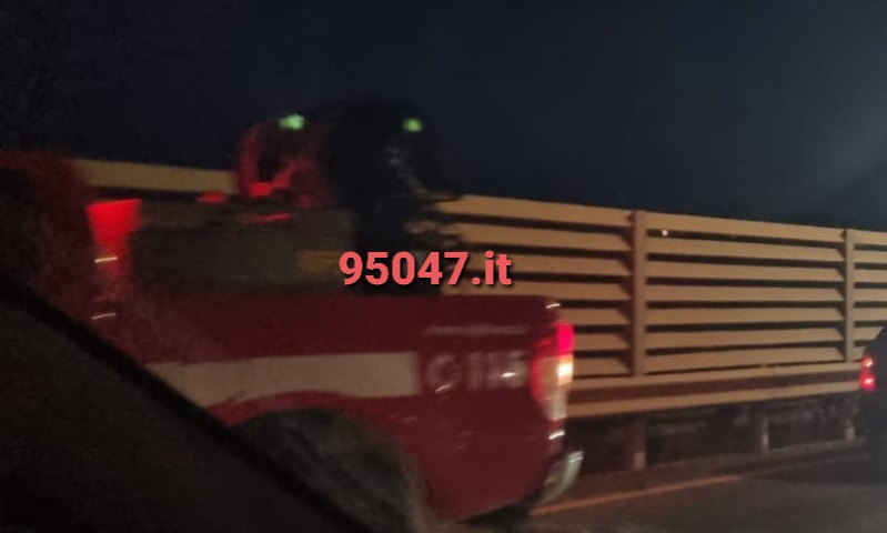 PATERNÒ: PRINCIPIO DI INCENDIO AD AUTOVETTURA AL CORSO ITALIA INTERVENGONO VIGILI DEL FUOCO