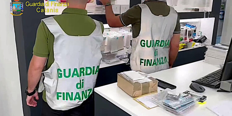 CATANIA: SCOPERTO NEGOZIO CHE VENDEVA PRODOTTI APPLE FALSI, DENUNCIATI