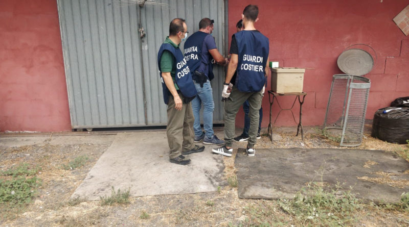 CATANIA. SCOPERTA MAXI DISCARICA  CON RIFIUTI PERICOLOSI E AUTO RUBATE