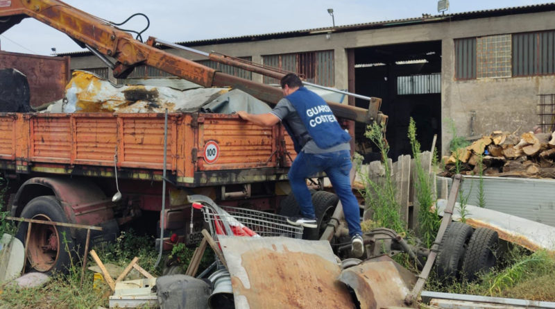 CATANIA. SCOPERTA MAXI DISCARICA  CON RIFIUTI PERICOLOSI E AUTO RUBATE