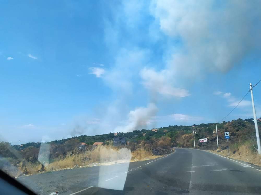 RAGALNA: VASTO INCENDIO IN CORSO DI STERPAGLIE