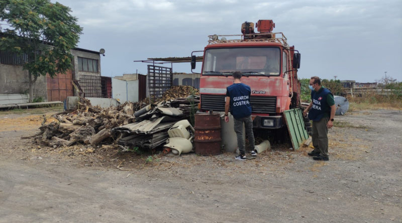 CATANIA. SCOPERTA MAXI DISCARICA  CON RIFIUTI PERICOLOSI E AUTO RUBATE