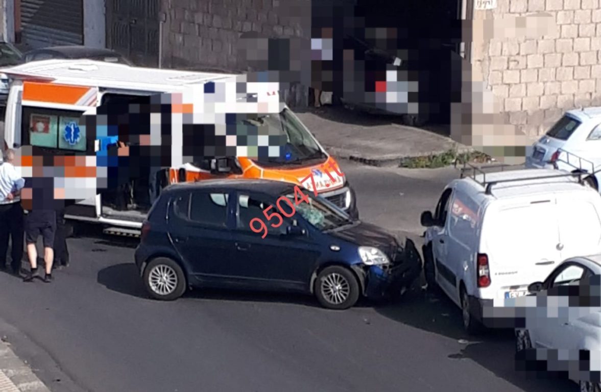PATERNÒ: SCONTRO AUTO-FURGONCINO IN ZONA SCALA VECCHIA
