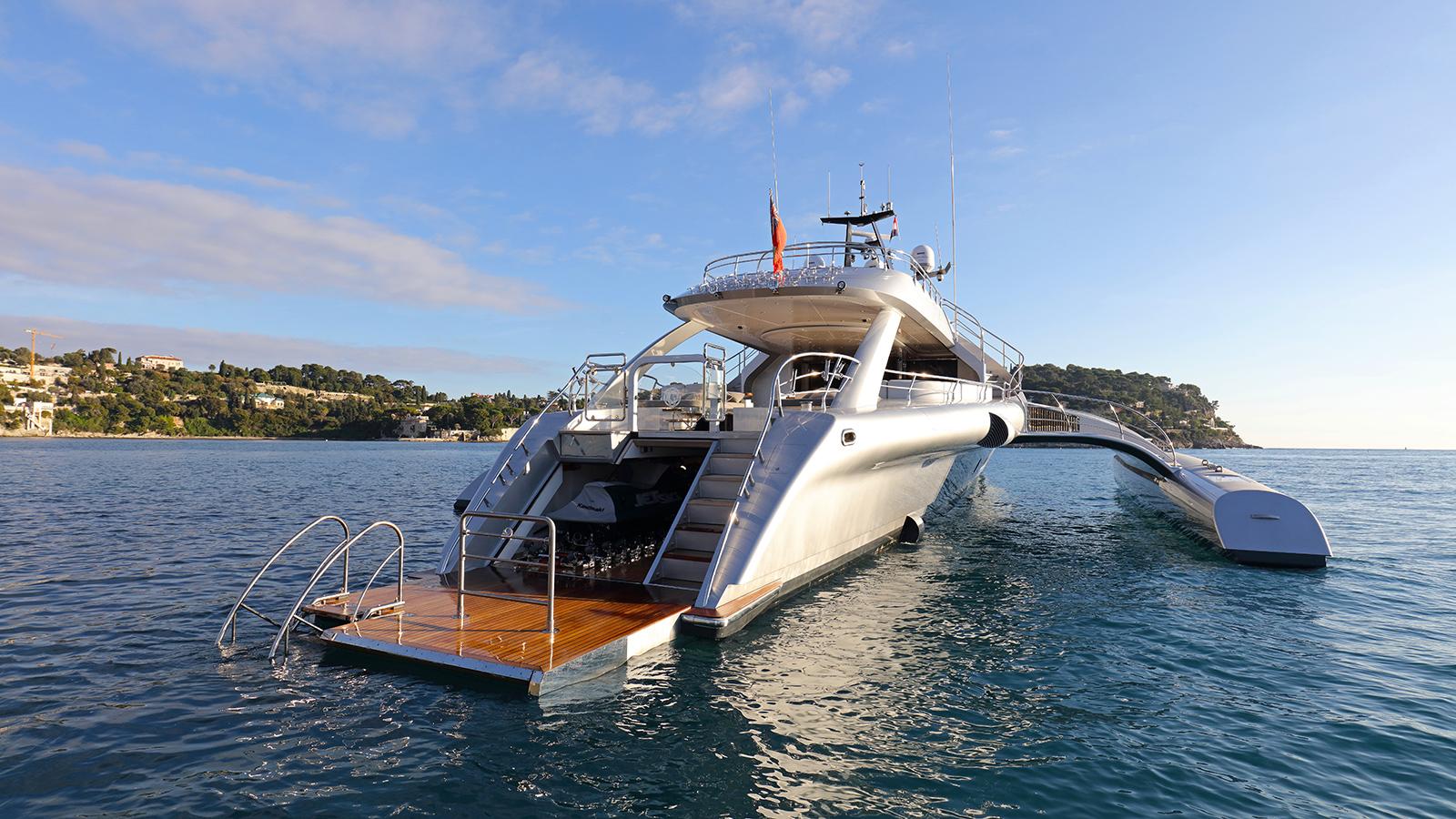 TAORMINA. GIUNTO NELLA BAIA DI MAZZARÒ LO YACHT PIÙ LUSSUOSO DEL MONDO