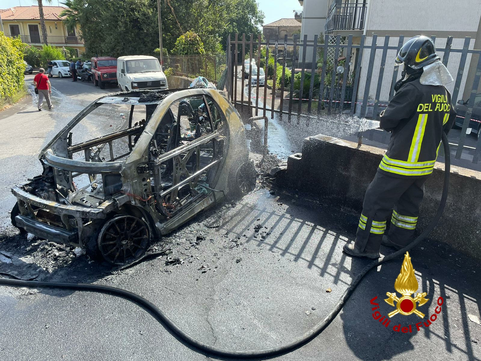 ACI S.ANTONIO: AUTO PRENDE FUOCO MENTRE È IN MARCIA