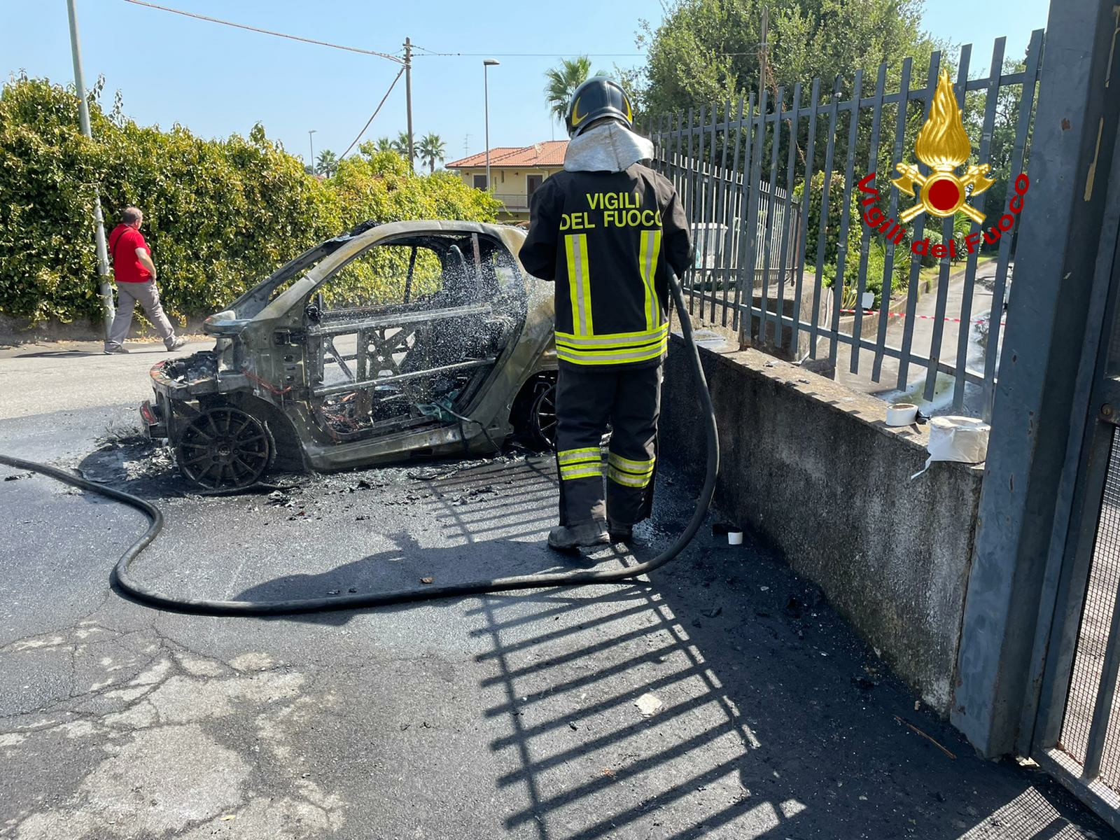 ACI S.ANTONIO: AUTO PRENDE FUOCO MENTRE È IN MARCIA