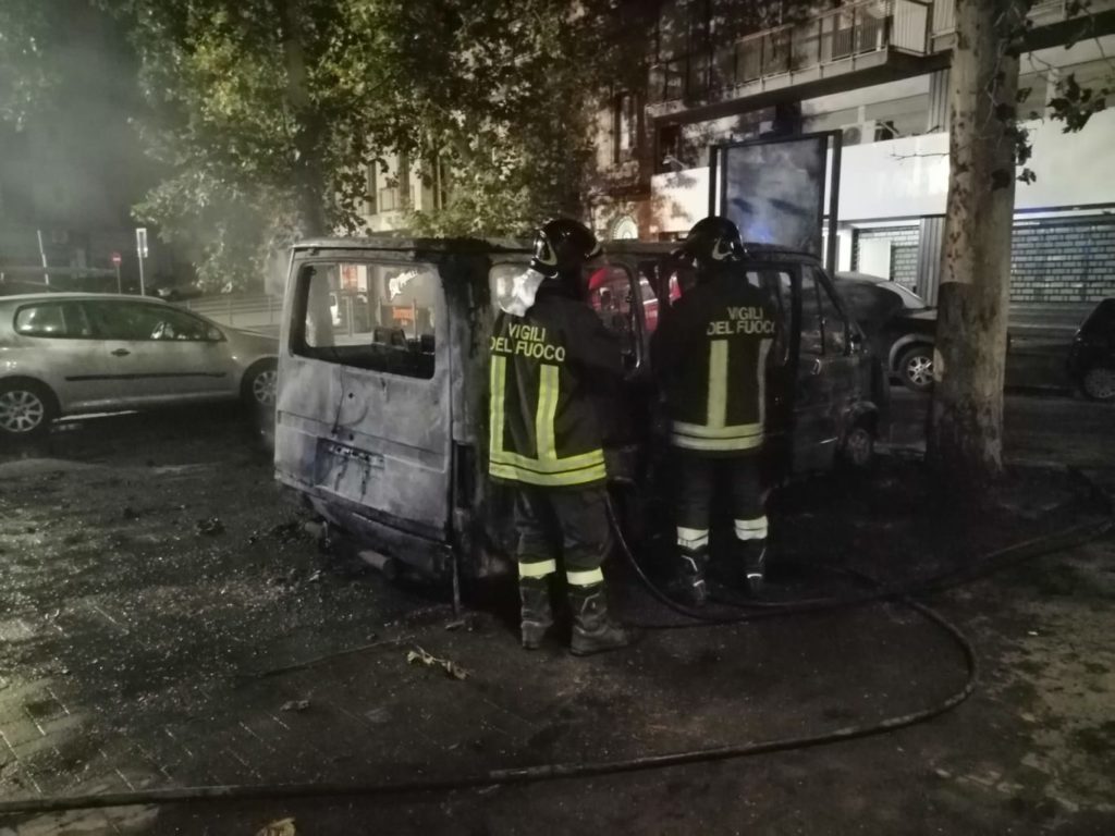 PATERNÒ: FURGONE PRENDE FUOCO NELLA NOTTE: ACCERTAMENTI IN CORSO