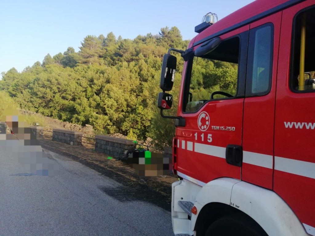 INCIDENTE STRADALE SULL’ETNA, CENTAURO CADE IN UN BURRONE. ELISOCCORSO SUL POSTO