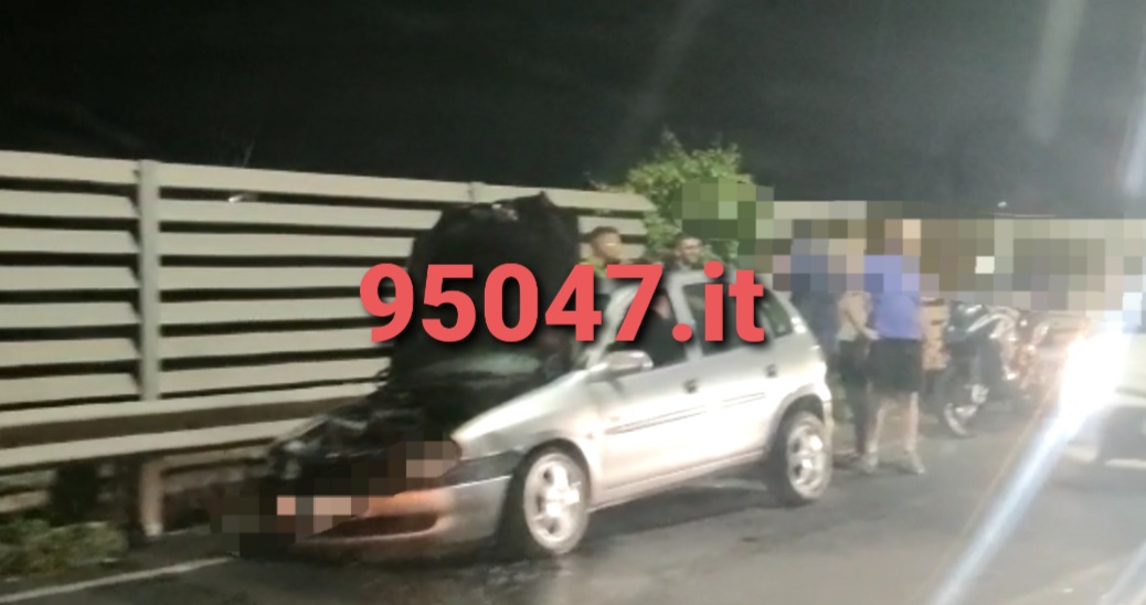 PATERNÒ: PRINCIPIO DI INCENDIO AD AUTOVETTURA AL CORSO ITALIA INTERVENGONO VIGILI DEL FUOCO
