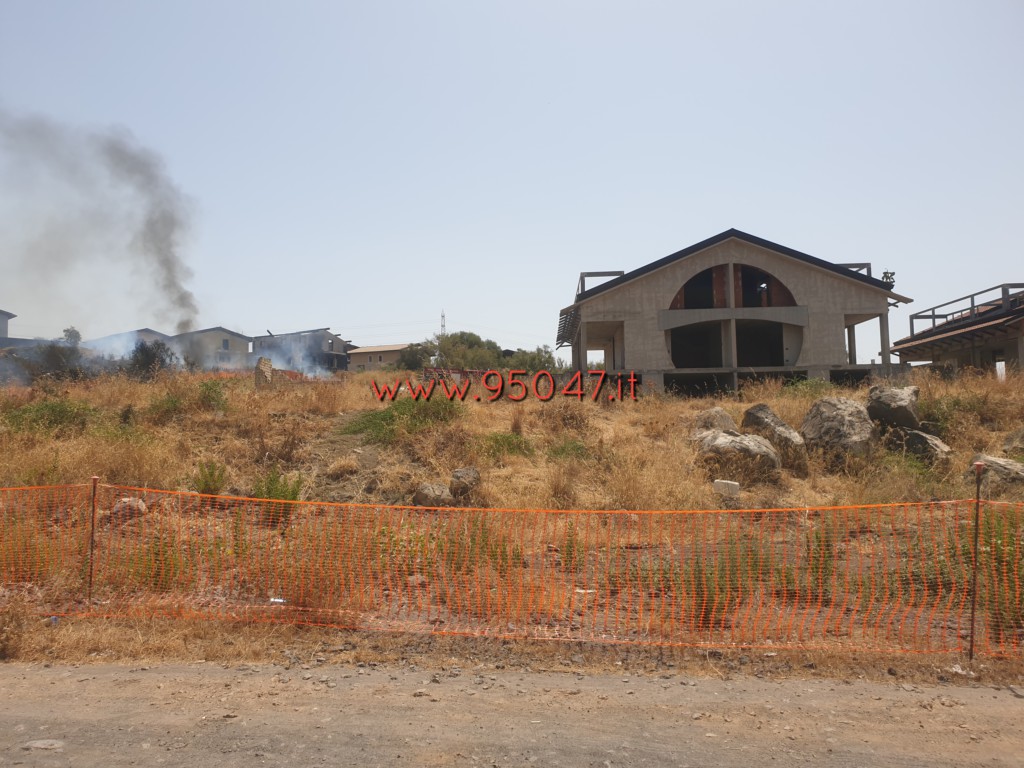 PATERNÒ: VASTO INCENDIO DI STERPAGLIE VICINO ALLE CASE