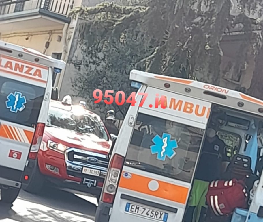 BELPASSO: SCONTRO TRA DUE AUTO, UNA SI RIBALTA. 3 FERITI TRA CUI UN BAMBINO
