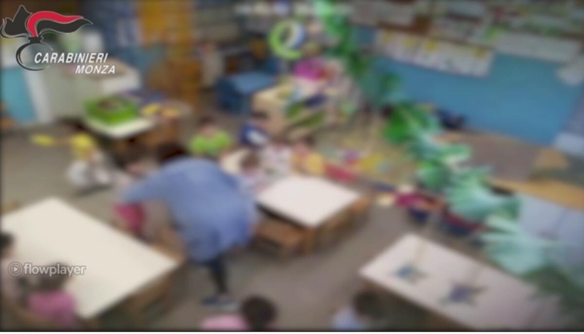 MONZA: MAESTRA D’ASILO PRENDE A SCHIAFFI E A CALCI I BAMBINI, INCASTRATA DALLE TELECAMERE - 