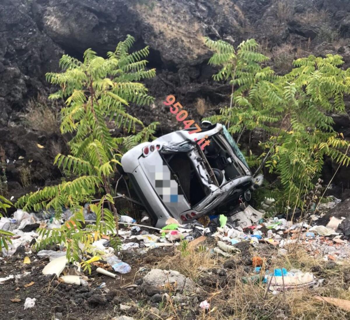 SCONTRO A SAN PIETRO CLARENZA TRA UN FURGONE ED UN AUTO CHE FINISCE NELLA SCARPATA. DUE FERITI GRAVI - 