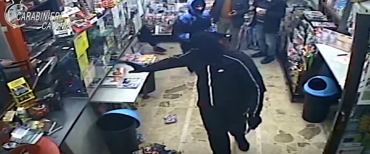 RAPINE VIOLENTE A CATANIA E IN PROVINCIA, BANDITO INCASTRATO DALLA MAGLIETTA "NARCOS" - 