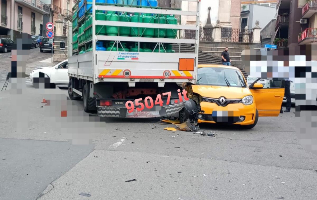 INCIDENTE AD ACICATENA: COINVOLTO CAMION CON BOMBOLE DI GAS - 