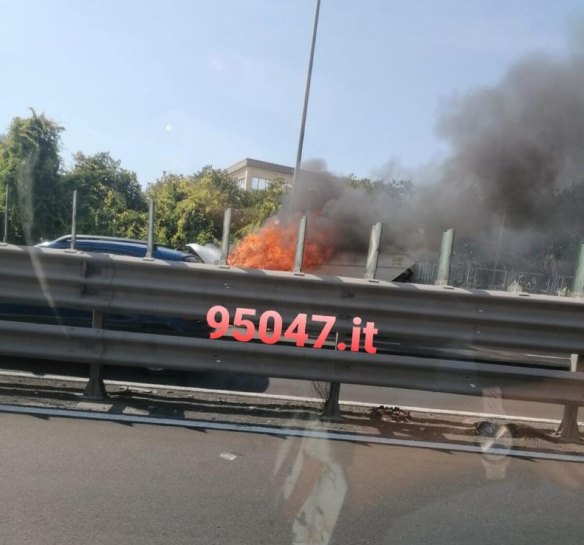 MEZZO DELLA NETTEZZA URBANA A FUOCO SULLA SS121, RALLENTAMENTI  DIREZIONE CATANIA - 