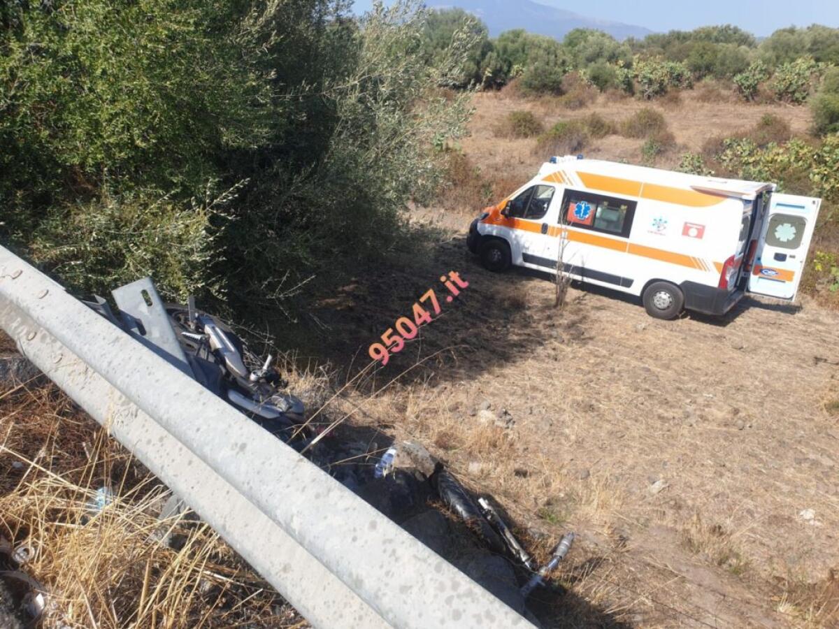 GRAVE INCIDENTE IERI POMERIGGIO A BELPASSO, SI SCHIANTA CONTRO IL GUARDRAIL E LA MOTO SI SPEZZA IN DUE - 