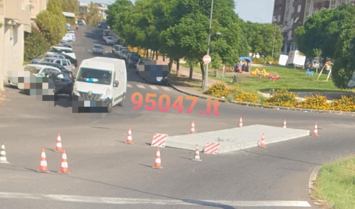 PATERNO', LASTRA DI CEMENTO CADE DA UN CAMION - 