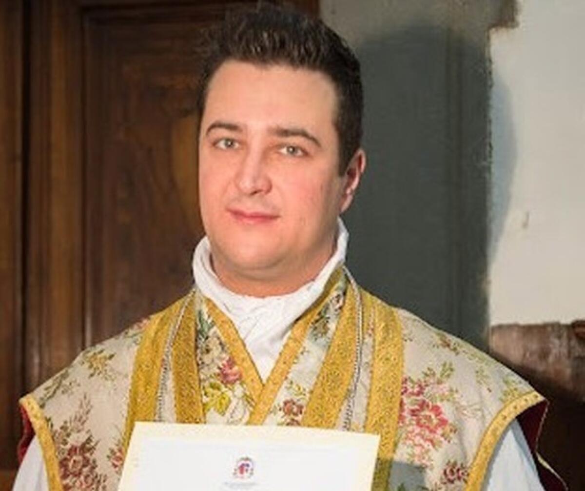 ARRESTATO SACERDOTE A PRATO: ORGANIZZAVA FESTINI A LUCE ROSSA CON LA DROGA ACQUISTATA GRAZIE ALLE OFFERTE DEI PARROCCHIANI - 