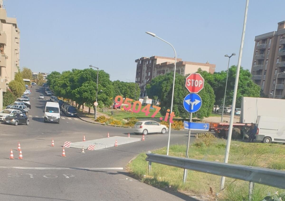 PERICOLO AL VIALE DEI PLATANI: LA LASTRA CADE DAL TIR - 