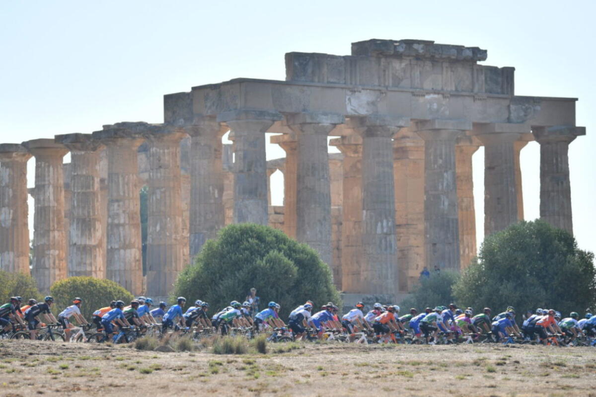 GIRO DI SICILIA, MOLANO FA IL BIS IN VOLATA A MONDELLO - 