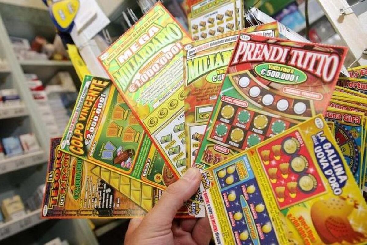 ANZIANA VINCE 500MILA EURO CON IL GRATTA E VINCI A NAPOLI, IL TABACCAIO FUGGE CON IL BIGLIETTO - 