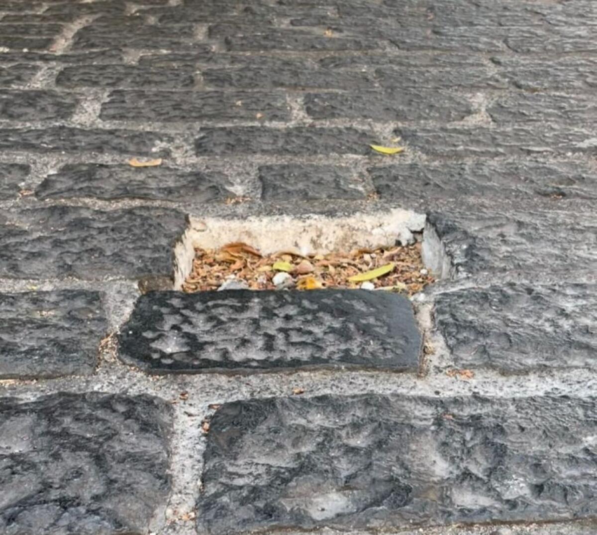 PATERNO': BUCHE IN VIA MONCADA: LA SEGNALAZIONE DI UNA NOSTRA LETTRICE - 