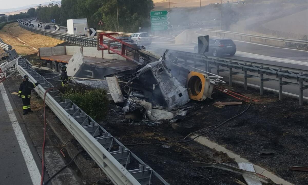 INCIDENTE SULL'A19. AUTOARTICOLATO ESCE DI STRADA E PRENDE FUOCO, DUE FERITI - 