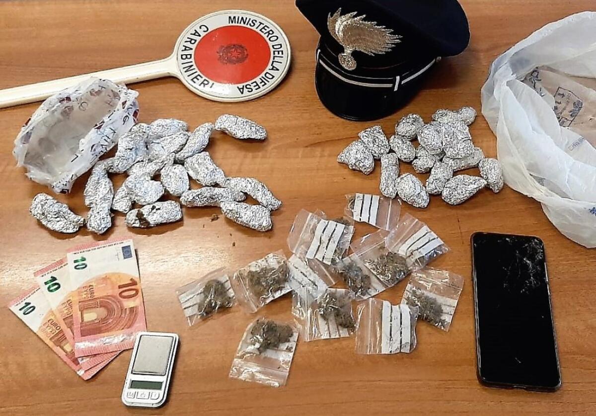 CATANIA.  SORPRESO MENTRE NASCONDE LA DROGA SOTTO UN’AUTO IN SOSTA - 