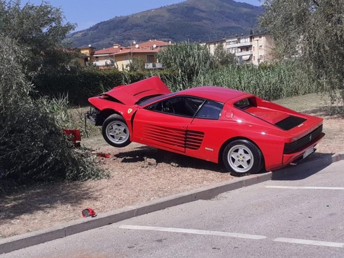 PRATO: VUOLE FARE VIDEO MENTRE SGOMMA CON LA FERRARI, E LA DISTRUGGE SU UN ALBERO - 