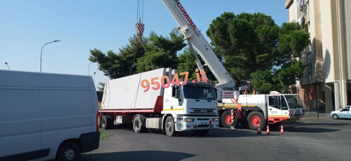 PERICOLO QUESTA MATTINA AL VIALE DEI PLATANI: LA LASTRA CADE DAL TIR - 