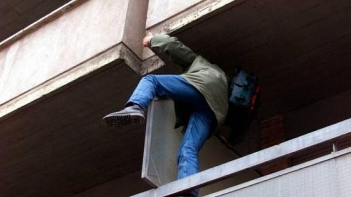 AGRIGENTO. SI ARRAMPICA AL TERZO PIANO E PICCHIA EX COMPAGNA, DENUNCIATO - 