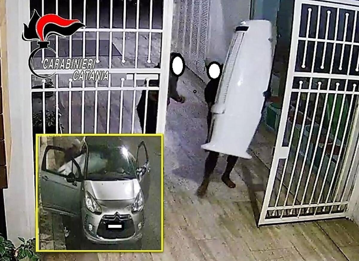 CATANIA. DENUNCIATI DUE LADRI DI CLIMATIZZATORI: UNO È STATO RICONOSCIUTO DALLA MADRE - 