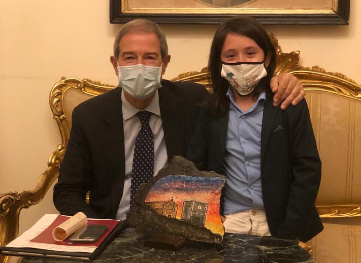 GIOVANE PATERNESE INCONTRA IL PRESIDENTE DELLA REGIONE E GLI DONA UNA DECORAZIONE CHE RAFFIGURA UNA PARTE DI PATERNO’ – LE FOTO - 