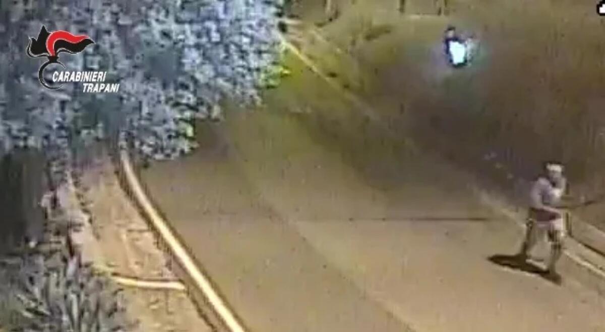 DÀ FUOCO A UN TERRENO MA LA MAGLIA DI SUPERMAN LO INCASTRA, 67ENNE DENUNCIATO A TRAPANI - 