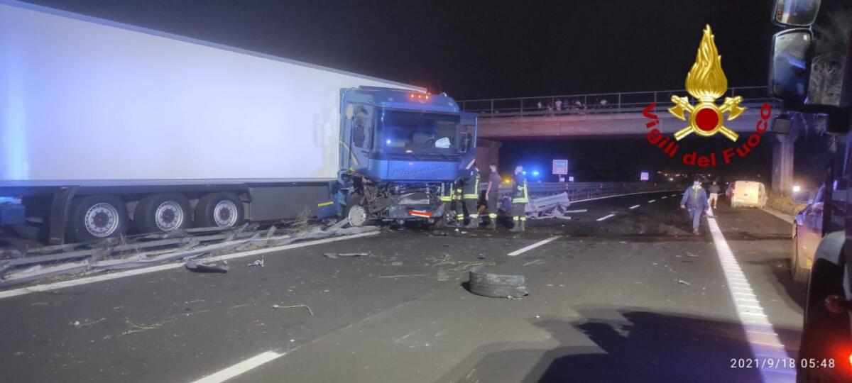 TIR FINISCE CONTRO UN GUARD-RAIL SULLA SIRACUSA CATANIA, FERITO CONDUCENTE - 