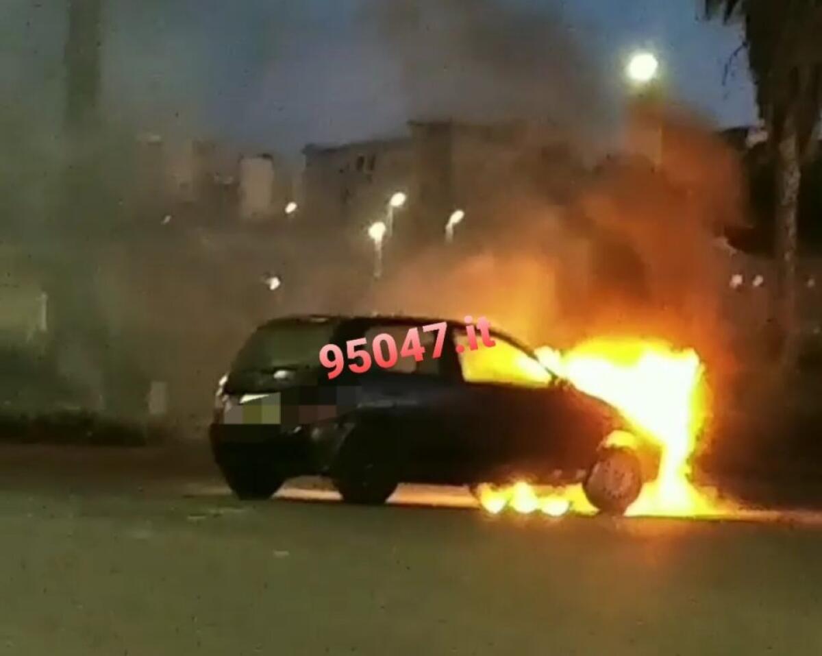PATERNÒ: AUTO PRENDE FUOCO DURANTE LA MARCIA, FIAMME DAL VANO MOTORE - 