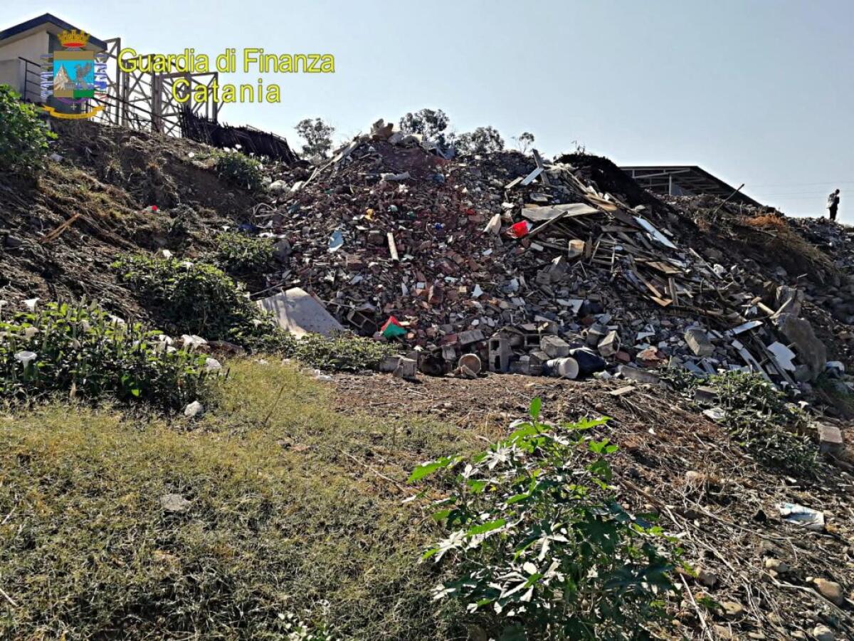 DISCARICA INCONTROLLATA DI RIFIUTI SPECIALI SCOPERTA A MOTTA S. ANASTASIA. SEQUESTRATA UN’AREA DI OLTRE 3.000 METRI QUADRI E CINQUE CAPANNONI ABUSIVI. - 