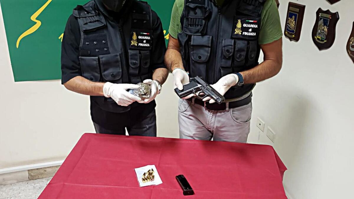 CATANIA, ARRESTATO 35ENNE DI LENTINI  CON UNA PISTOLA CON MATRICOLA ABRASA E SEQUESTRATE MUNIZIONI E MARIJUANA - 