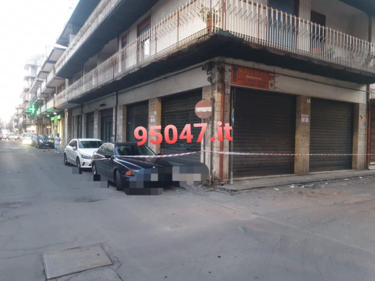 PATERNÒ: CADUTA CALCINACCI IN VIA PETRARCA - 