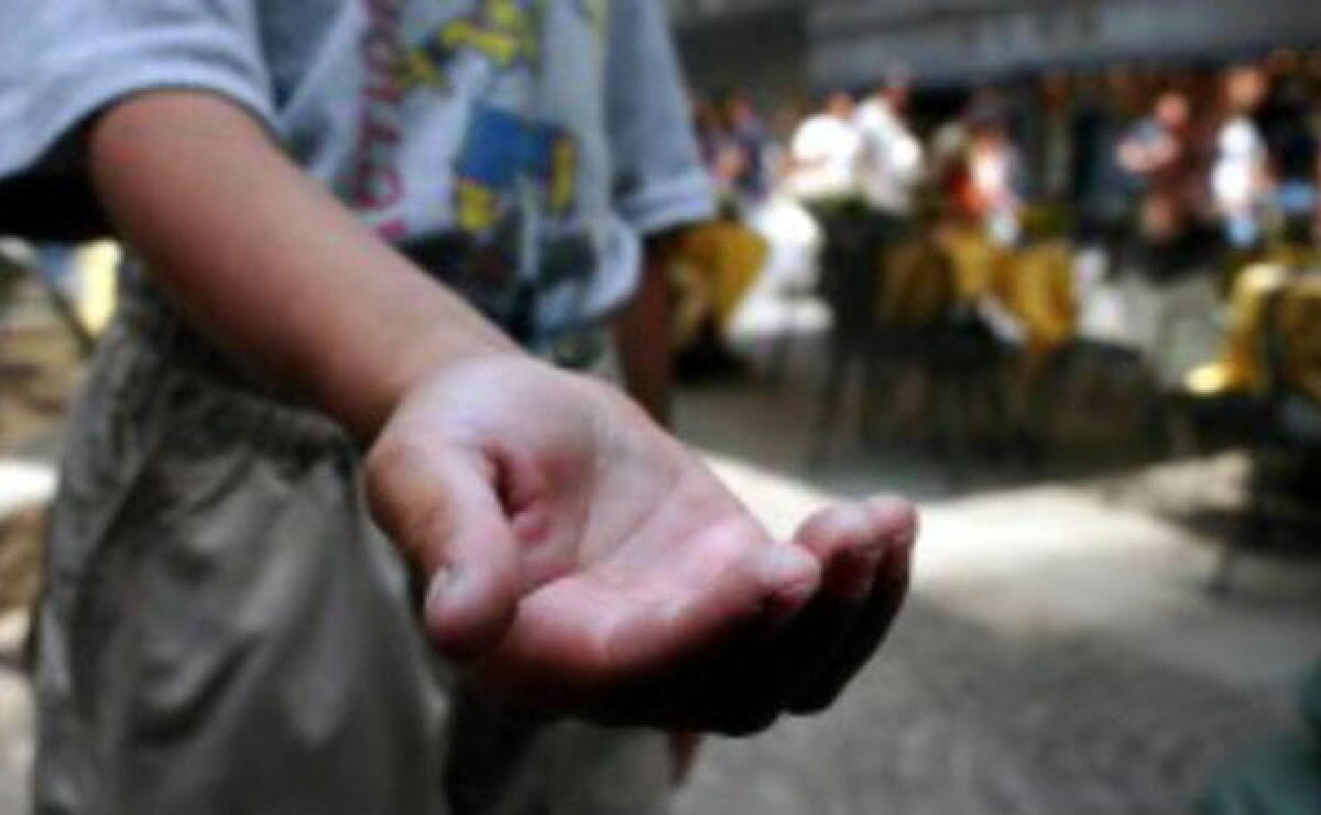 ROMA, BIMBO ROM BUSSA ALLA PORTA DEI CARABINIERI: «AIUTATEMI, MAMMA MI PICCHIA SE NON CHIEDO L’ELEMOSINA» - 