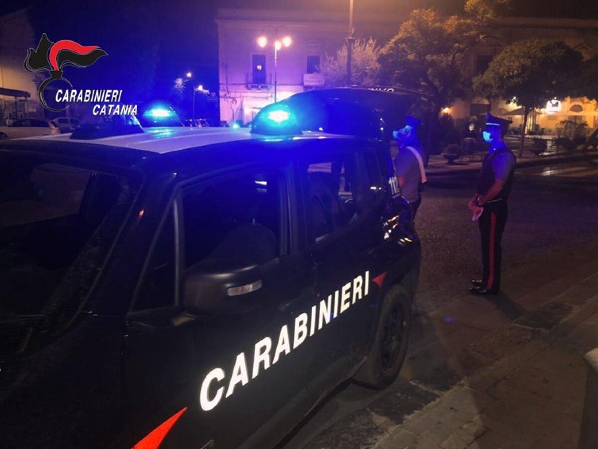 PATERNO': TRE MINORENNI SORPRESI  MENTRE STAVANO TRASPORTANDO DUE TELEVISORI RUBATI DA UN SUPERMERCATO  IN VIA DEI PLATANI - 