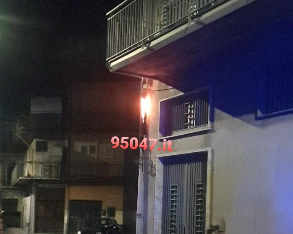 PATERNÒ CAVI ELETTRICI A FUOCO, ALLARME IN UNA PALAZZINA, IL VIDEO - 