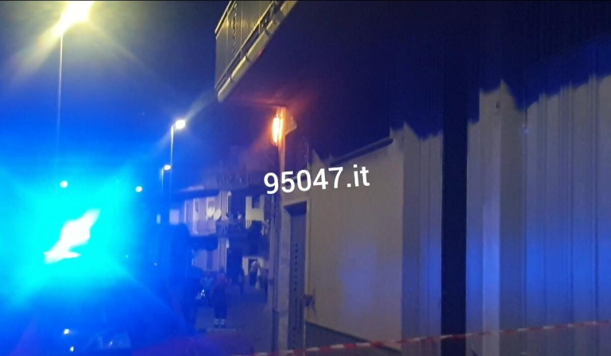 PATERNÒ: SCINTILLE E FIAMME DAI CAVI ELETTRICI, INTERVENGONO I VIGILI DEL FUOCO - 