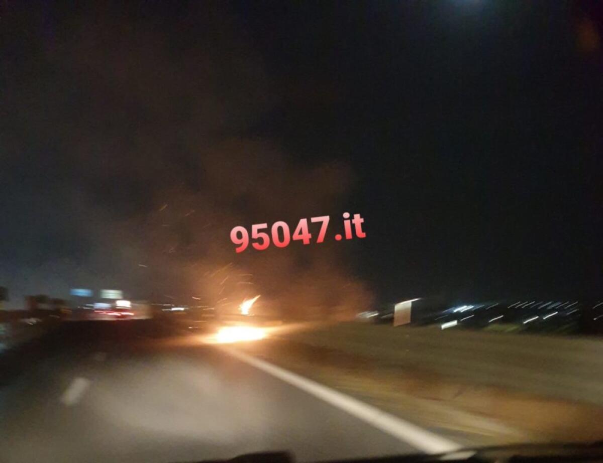 STERPAGLIE A FUOCO VICINO LA SS121, FUMO LUNGO LE CARREGGIATE. INTERVENTO DEI VVF - 
